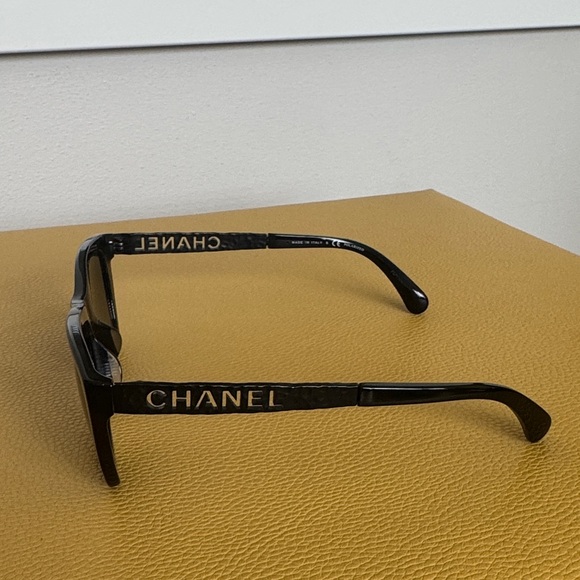 CHANEL Elegant Black Sunglasses main image 4